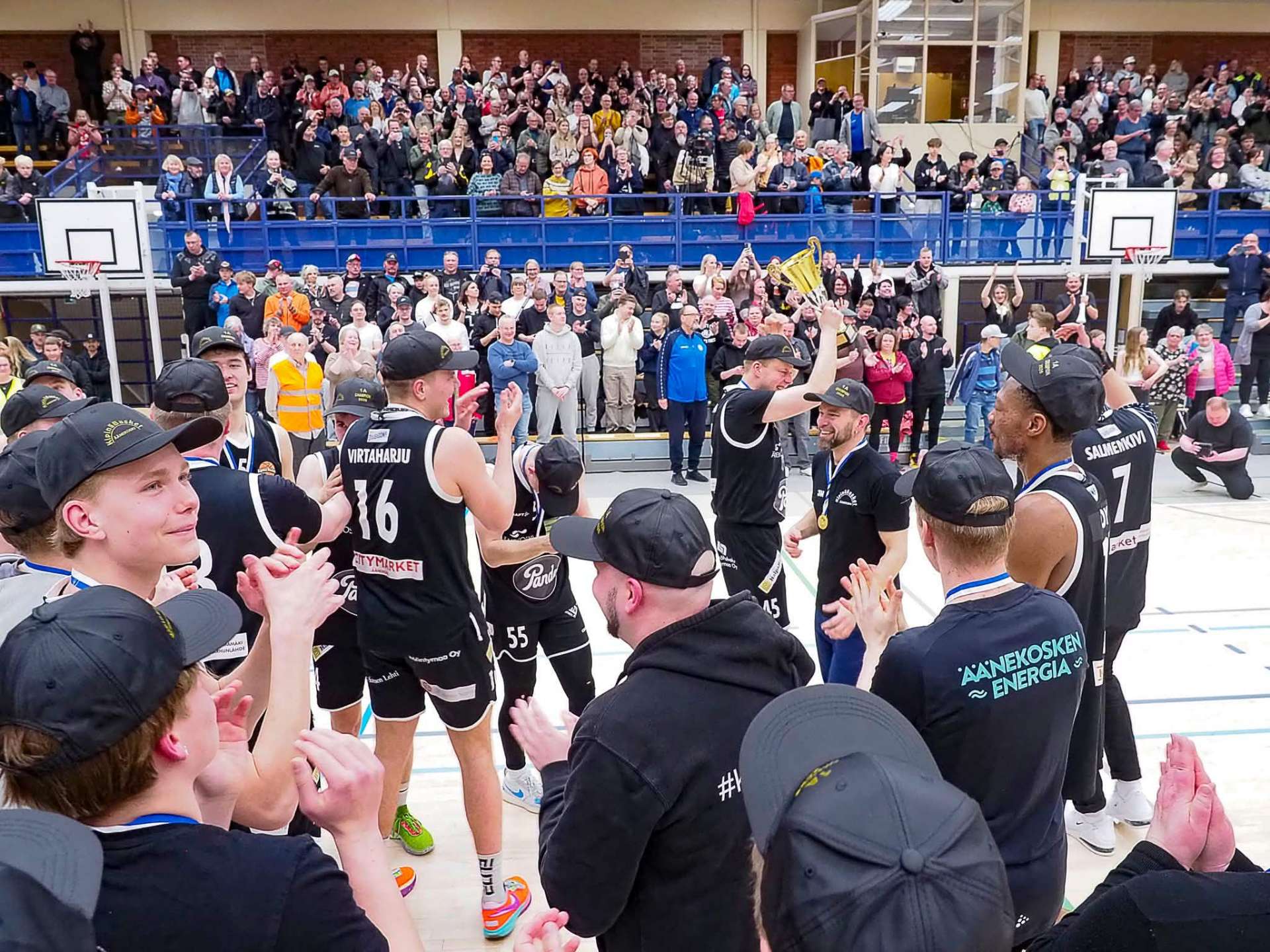 KIPINÄ BASKET juhlii mestaruutta kotiyleisön edessä